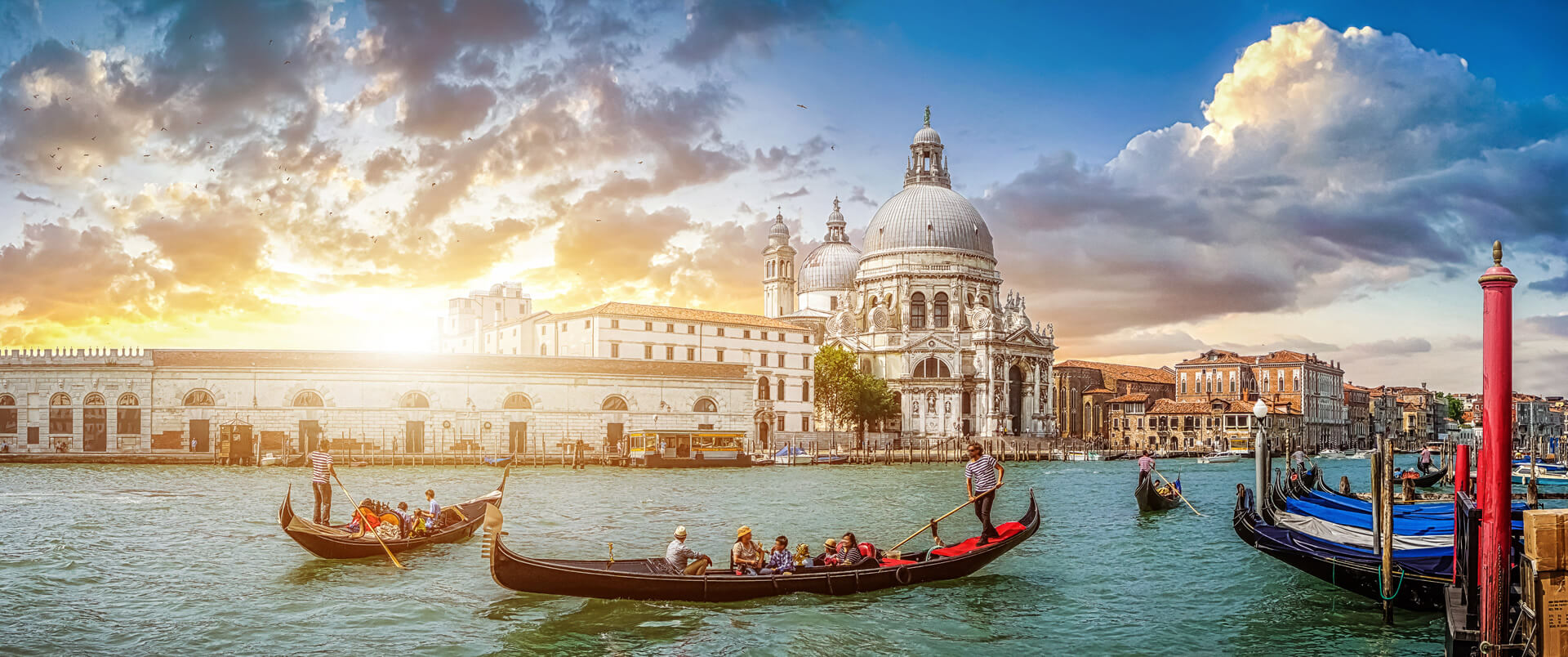 Gondoles traditionnelles sur le célèbre Canal Grande
